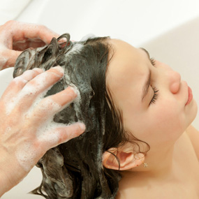 Профилактика вшей путем мытья головы с применением специализированного шампуня
