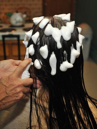 Обработка волос химическим средством (шампунем) против вшей в домашних условиях